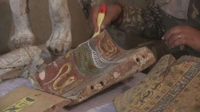 Una momia, máscaras o frescos entre los tesoros de dos tumbas del Imperio N