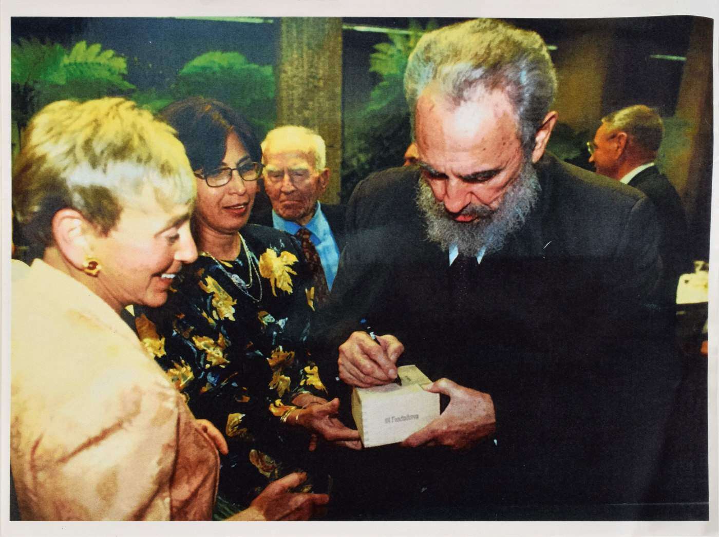 Subastan caja de cigarros firmada por Fidel a $27 mil