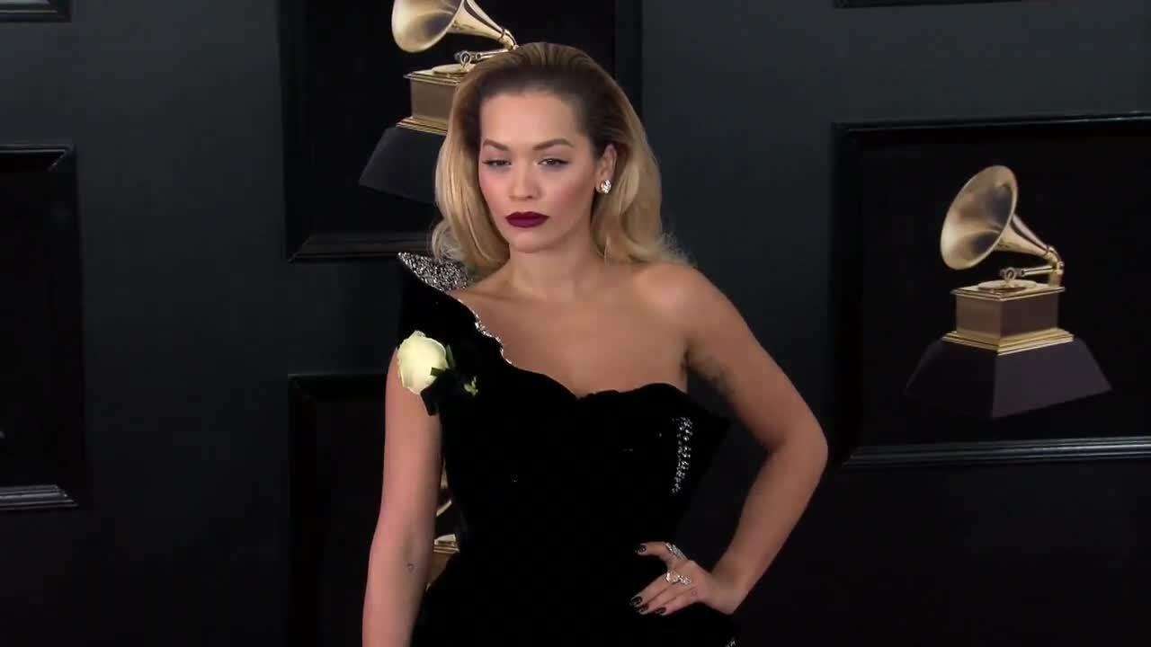 Con rosas blancas, muestran solidaridad a #MeToo