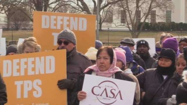 Decenas de personas rechazan frente a la Casa Blanca el fin del TPS salvado