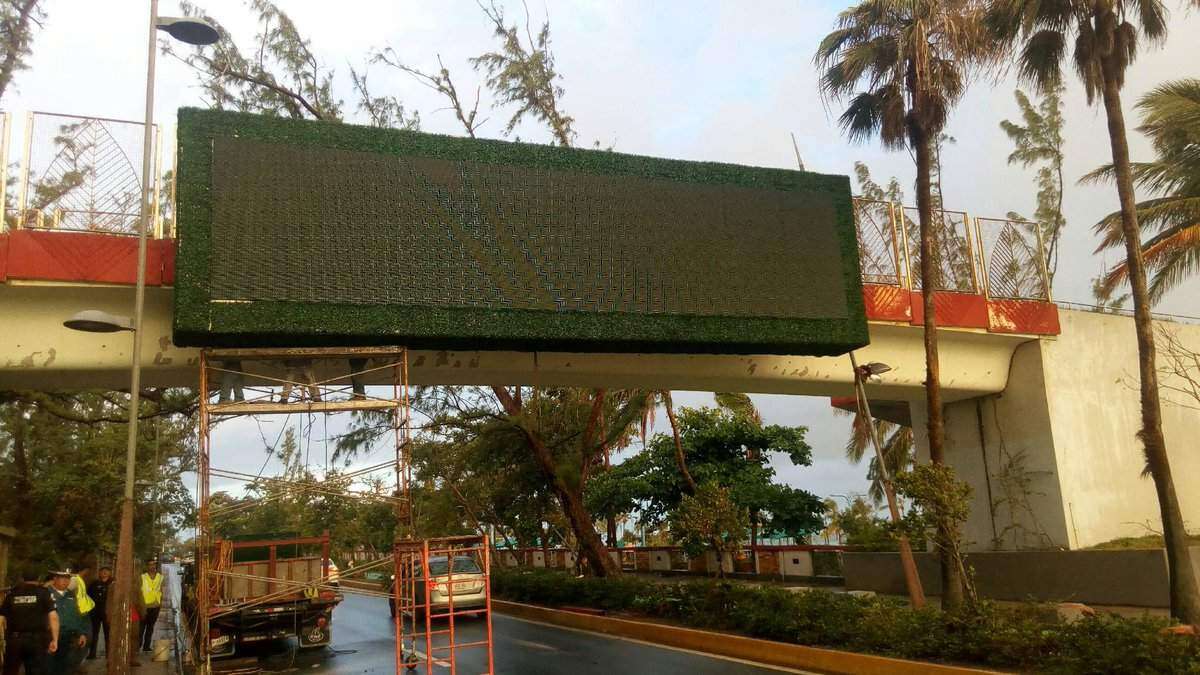 Conductores critican que no hayan removido pizarra publicitaria