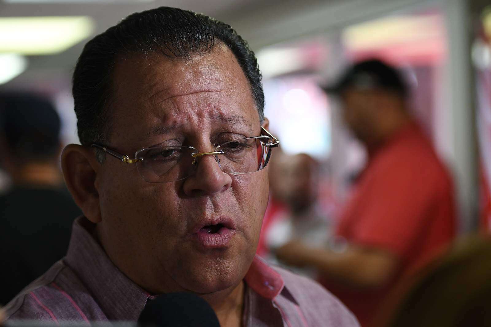 Alcaldes de Dorado y Toa Alta radican querellas contra AEE