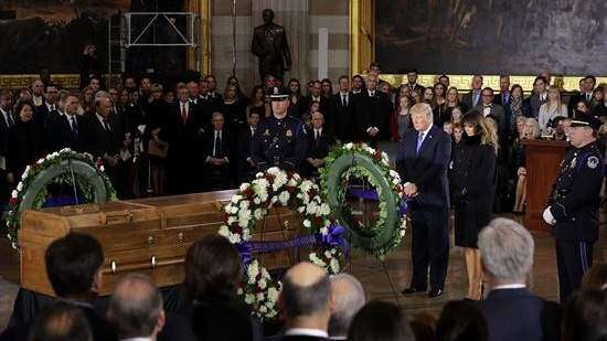 Trump ofrece sus respetos ante el féretro de Billy Graham