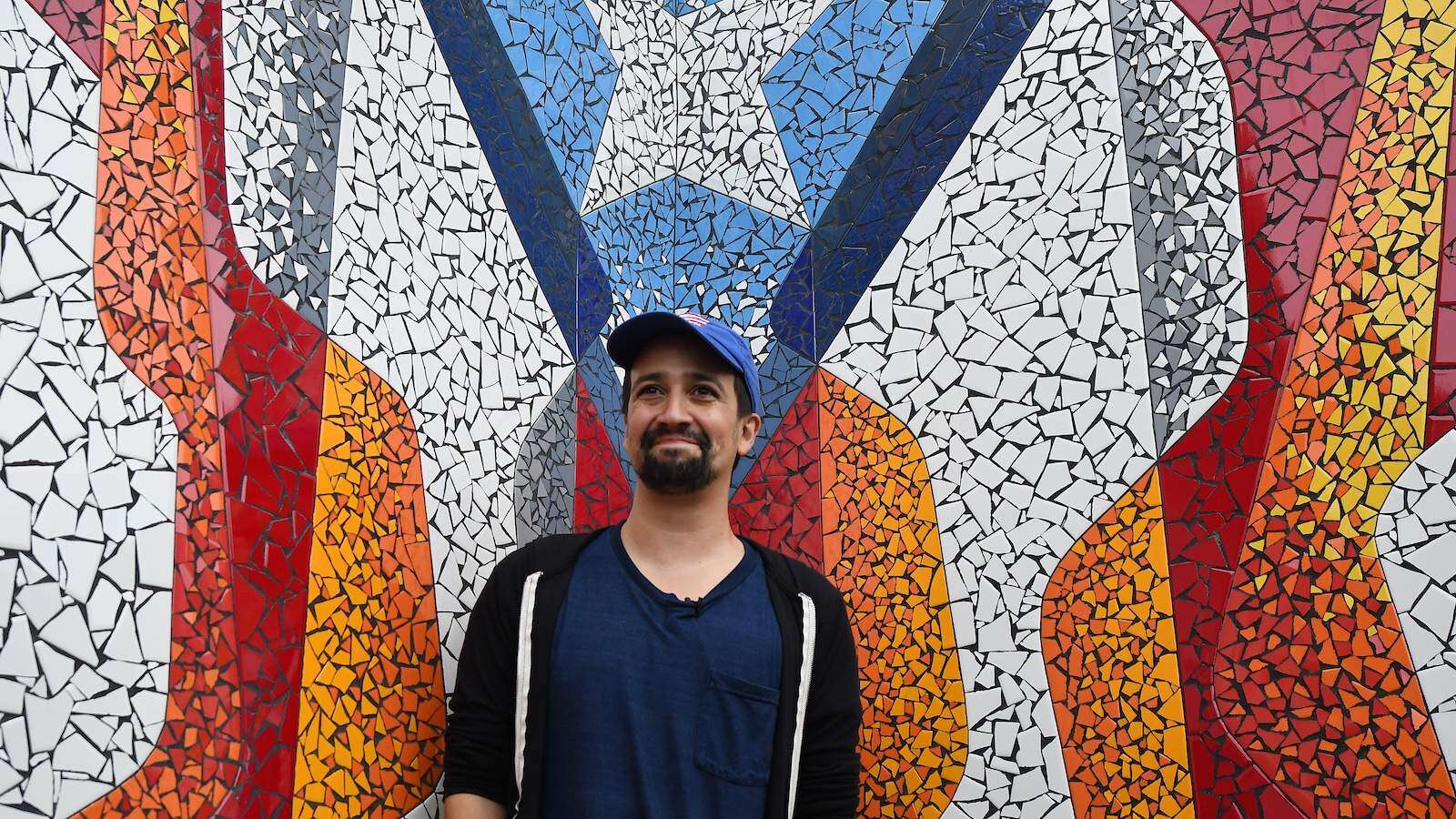 Lin-Manuel revive su ayuda a la isla, esta vez con la salsa