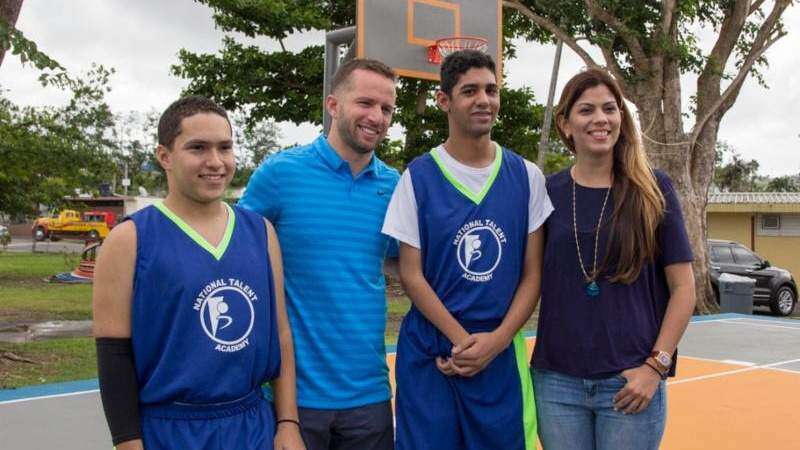Barea inaugura cancha en escuela de Bayamón