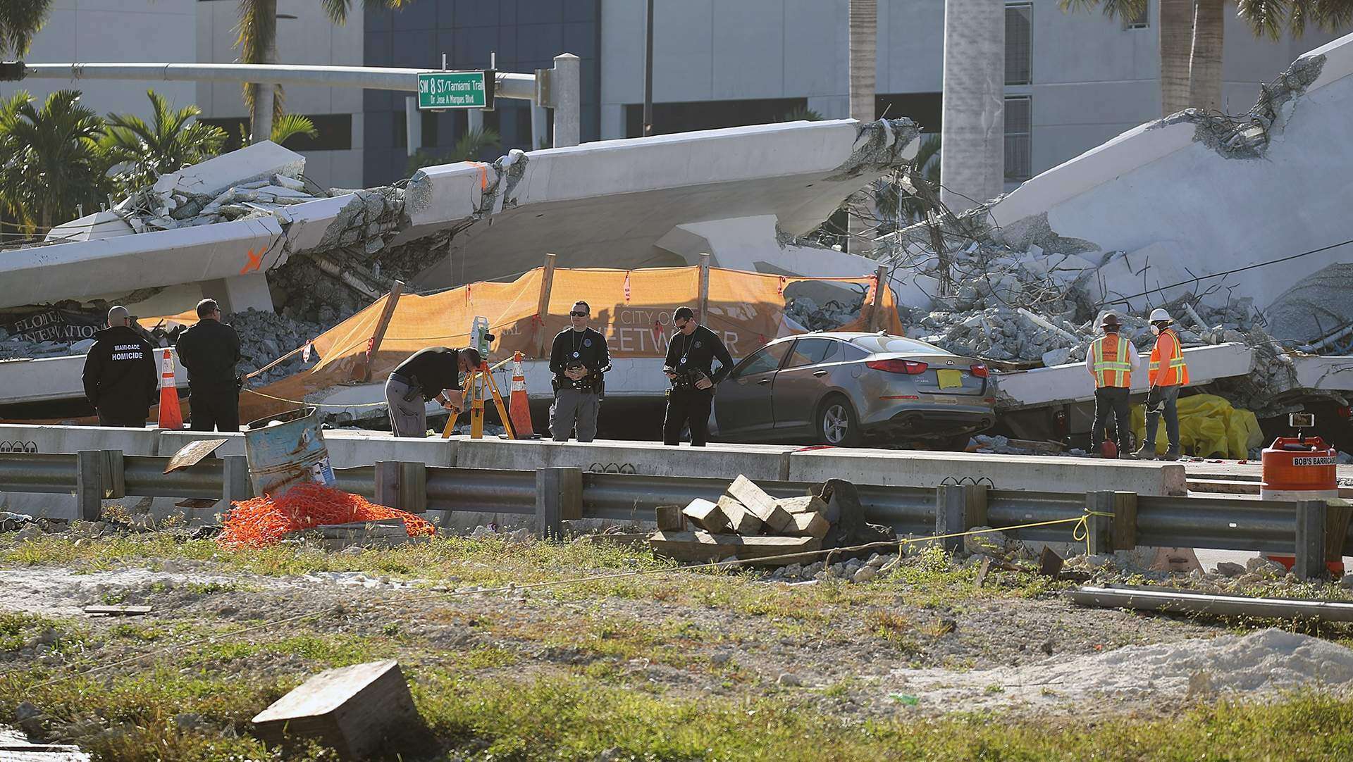 Rescatan tres cuerpos del puente colapsado de Miami