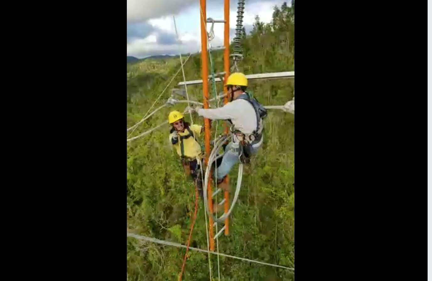 Celadores muestran la arriesgada reparación de línea averiada