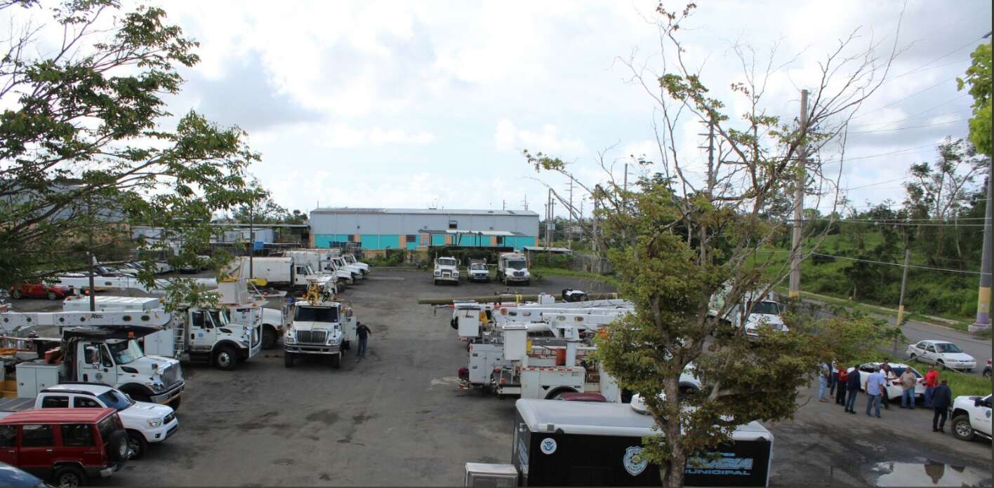 Ciudadanos y alcalde de Las Piedras bloquean salida de brigadas de la AEE