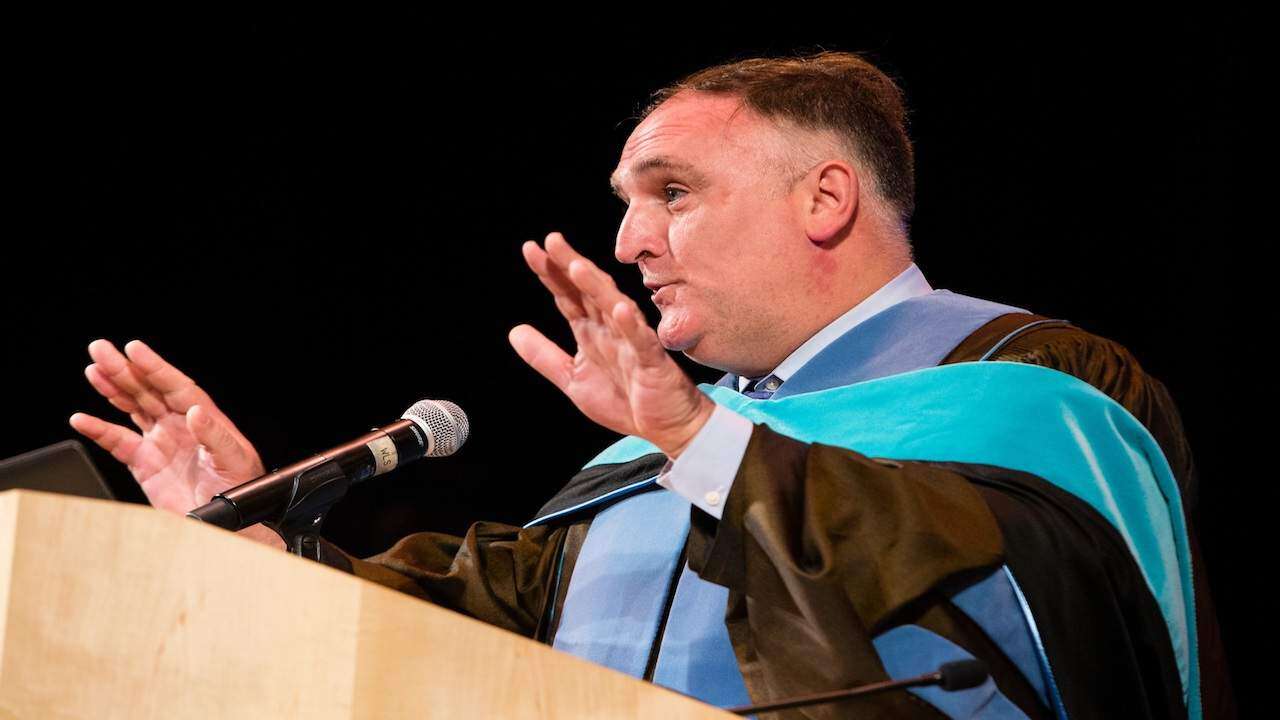 José Andrés recuerda a Puerto Rico ante universitarios