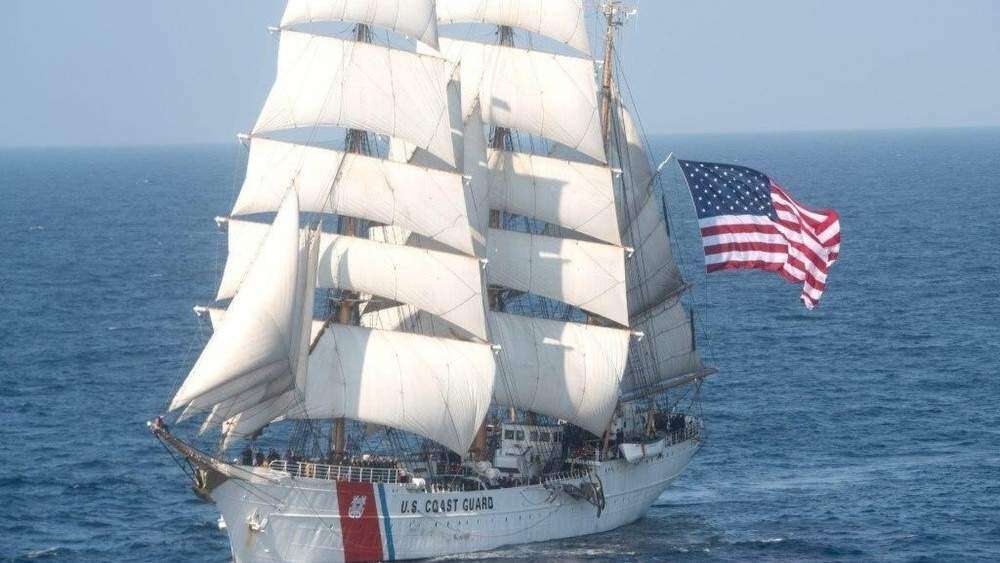 Buque escuela de la Guardia Costera arriba a San Juan