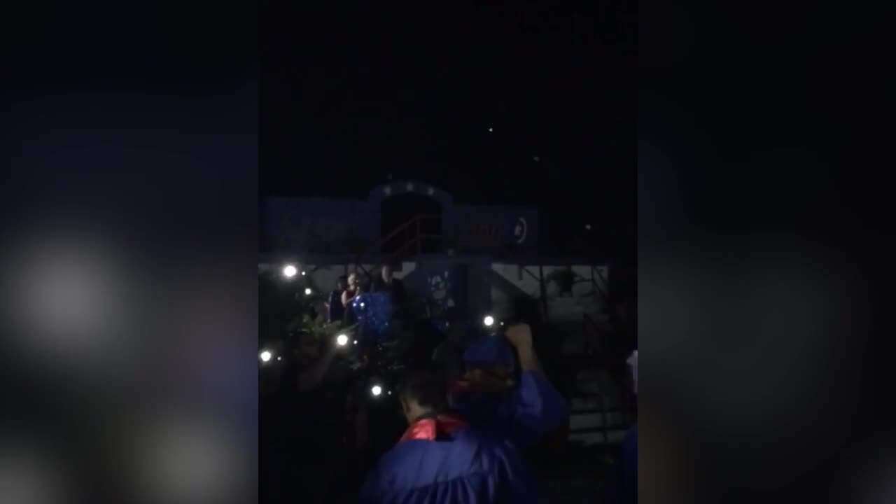 Apagón no empaña graduación a estudiantes de Coamo