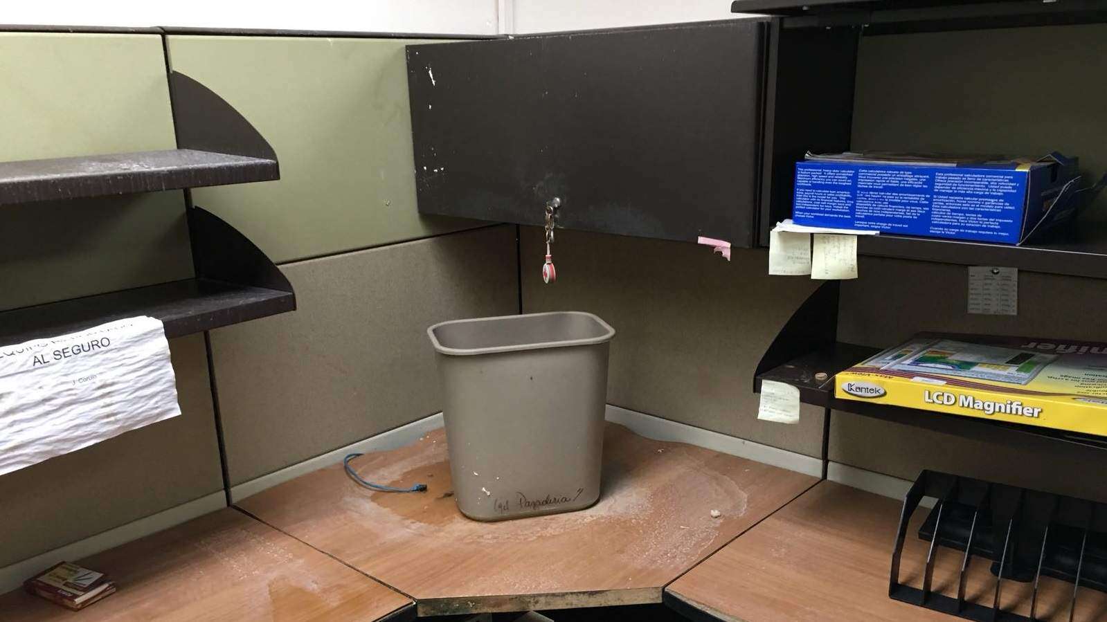 Empleados públicos trabajan en oficina que no recibiría permisos si fuera p