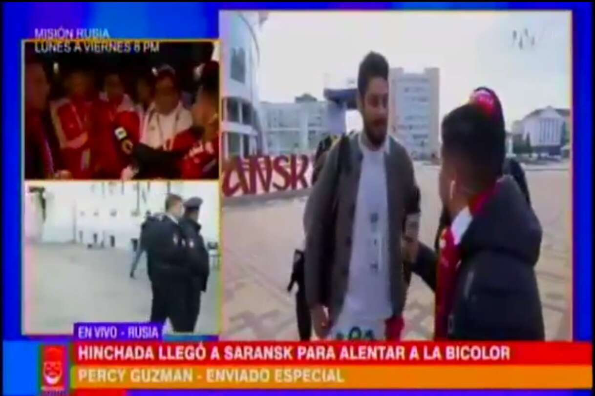 Fanático sobrevive vendiendo peculiar libro en el Mundial