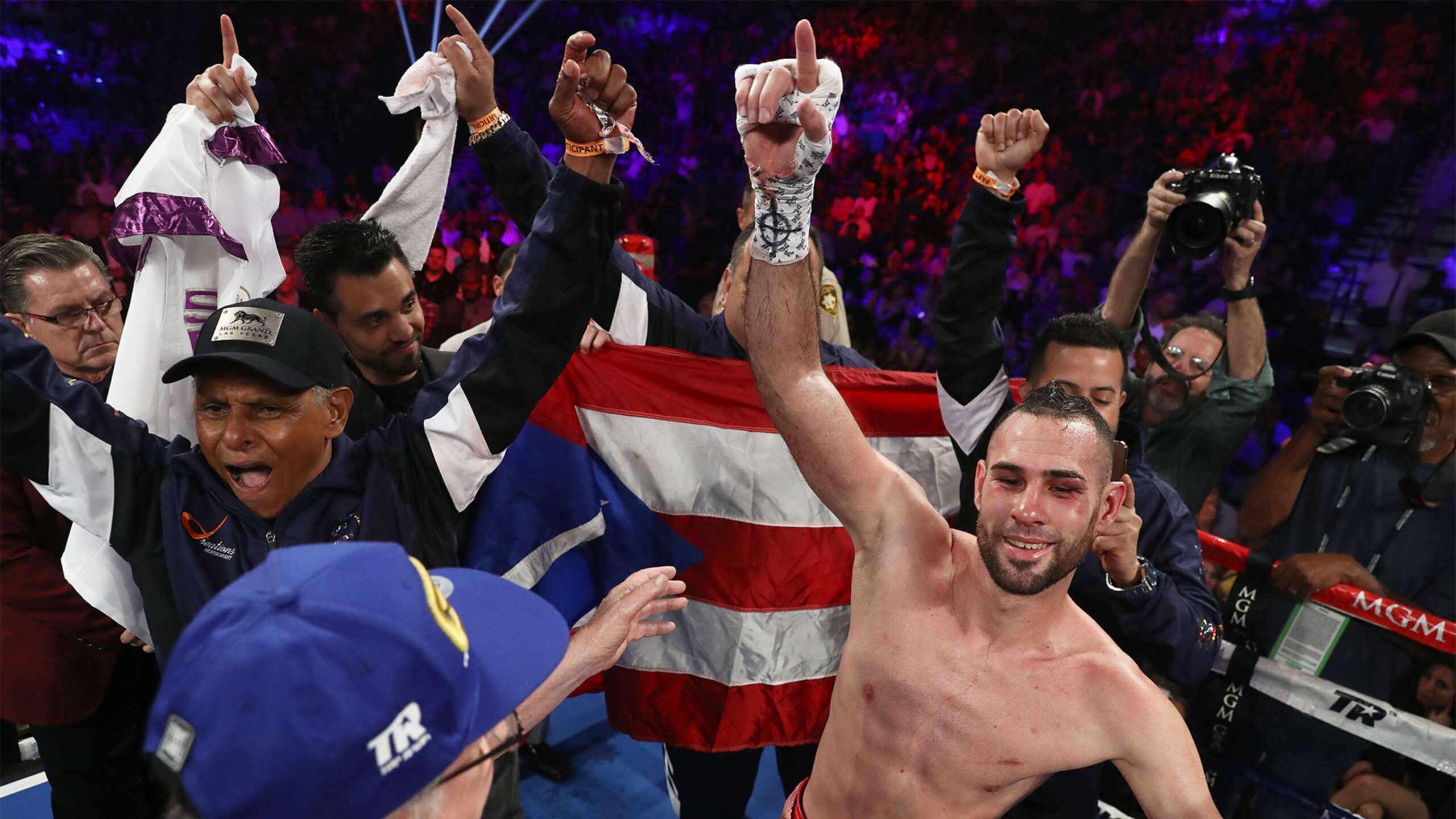 ‘Sniper’ Pedraza se convierte en campeón de peso ligero