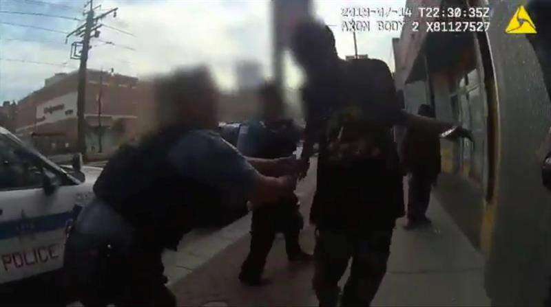 Policía en Chicago mata a hombre negro en pelea