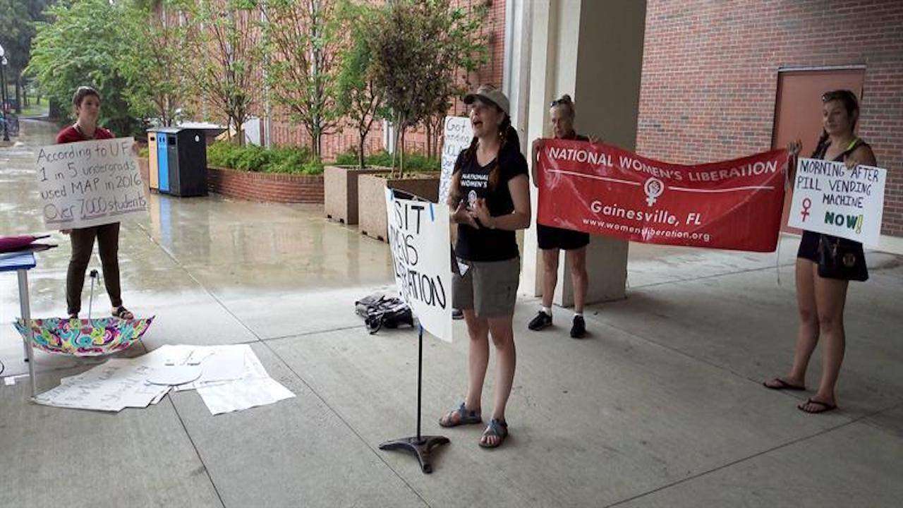 Piden más máquinas con ‘píldoras del día siguiente’ en universidades de EE.