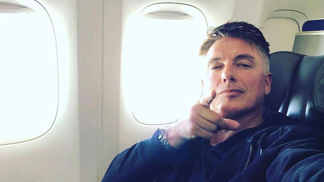 Actor de Arrow se indigna por trato racista a boricua en Illinois