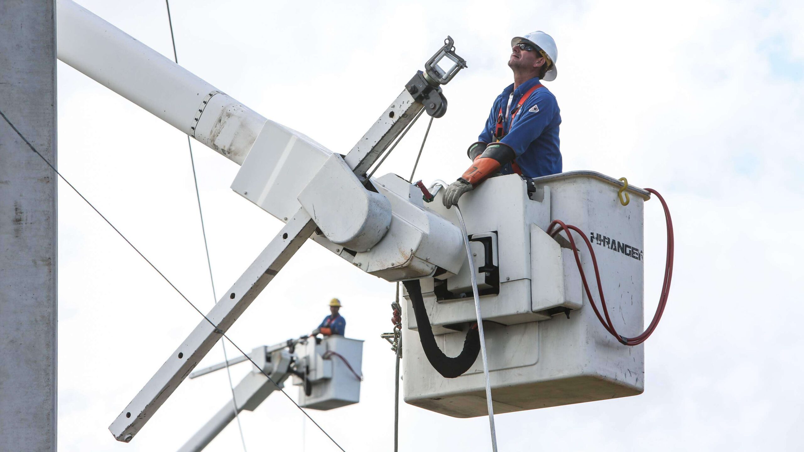 Aumentan los abonados sin luz tras remanentes de Beryl