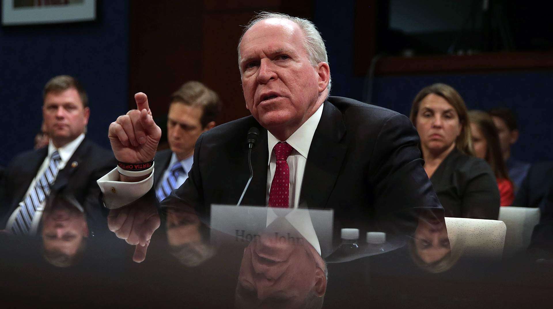 Trump retira credencial de acceso a exdirector de la CIA