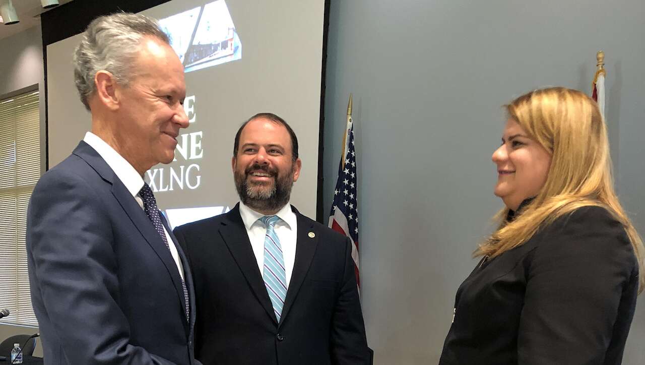 AEE junto a Comisionada cabildean de la mano por el gas