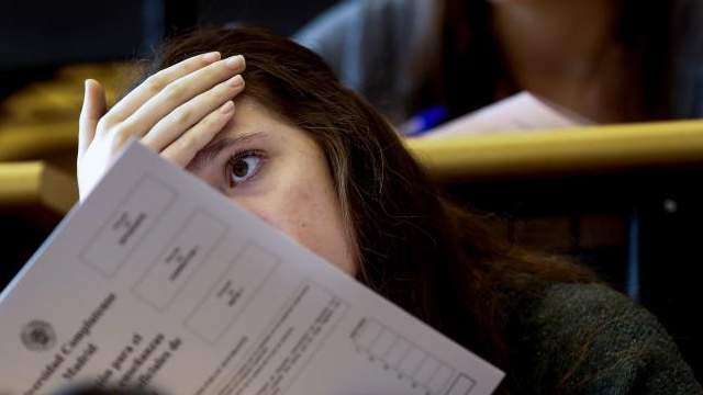 Las mujeres estudian más pero ganan menos