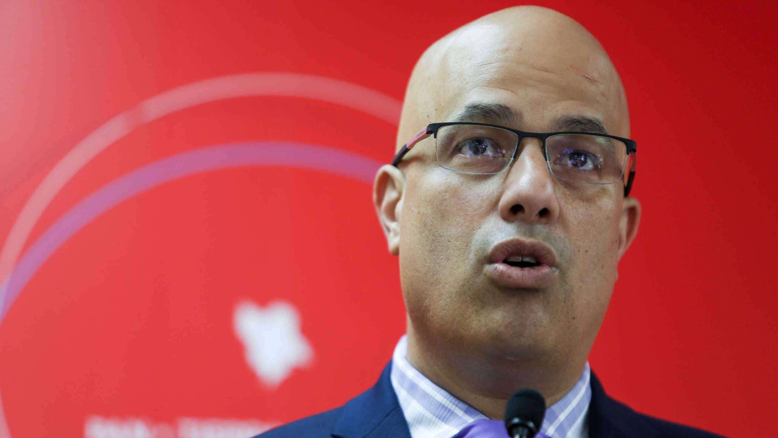 Operan a Héctor Ferrer