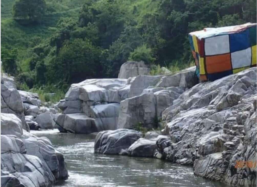 ‘Feliz’ pese a posible daño el responsable pintar una piedra en río Caonill