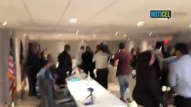 Seguridad del Capitolio empuja a manifestantes pro derechos de la mujer