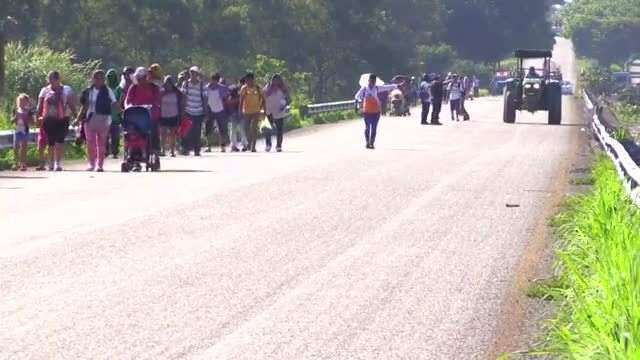 Una caravana migrante cansada sobrevive con ayuda humanitaria