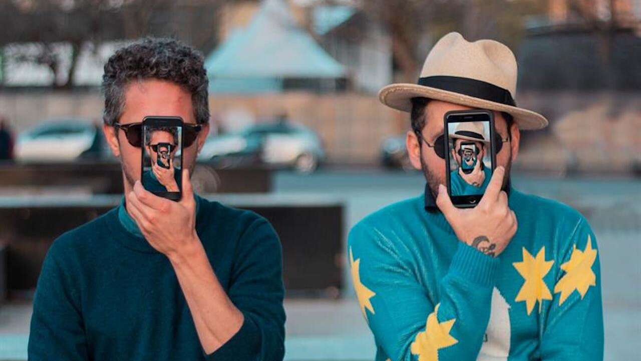 Visitante navega entre las paradojas de la tecnología