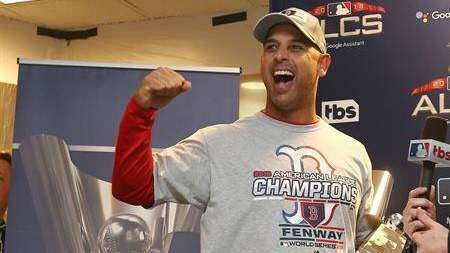 Alex Cora tendrá hoy nuevas y curiosas zapatillas