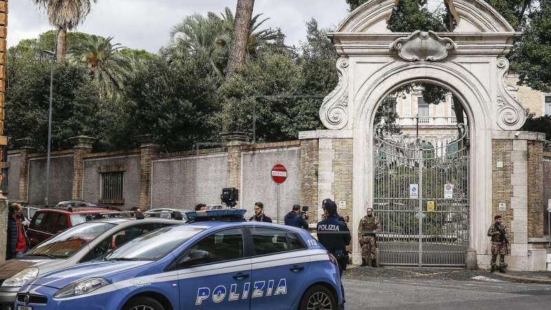 Hallan huesos humanos en sótano de embajada del Vaticano en Roma