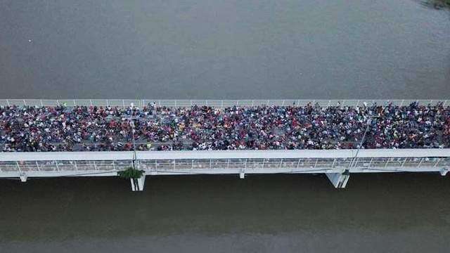 Gases lacrimógenos intentan frenar la caravana hondureña