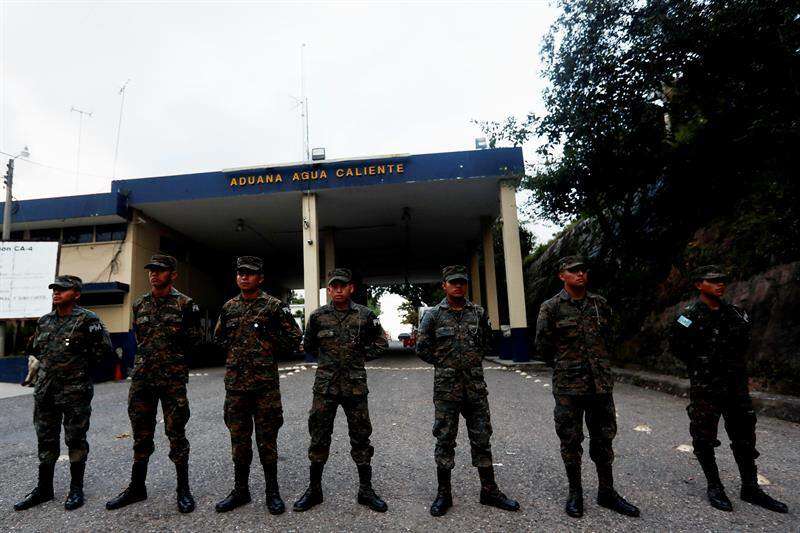 Colocan barricadas en frontera atravesada por la caravana migrante