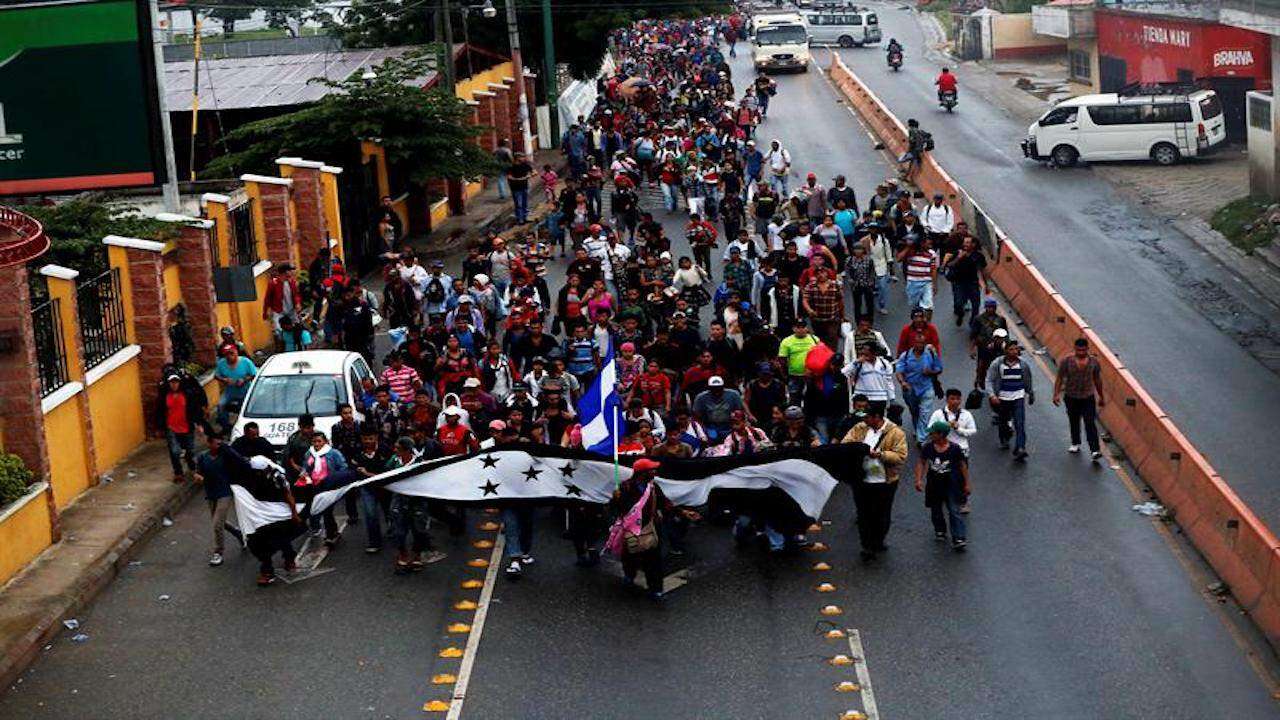 Caravana de migrantes hondureños avanza por Guatemala