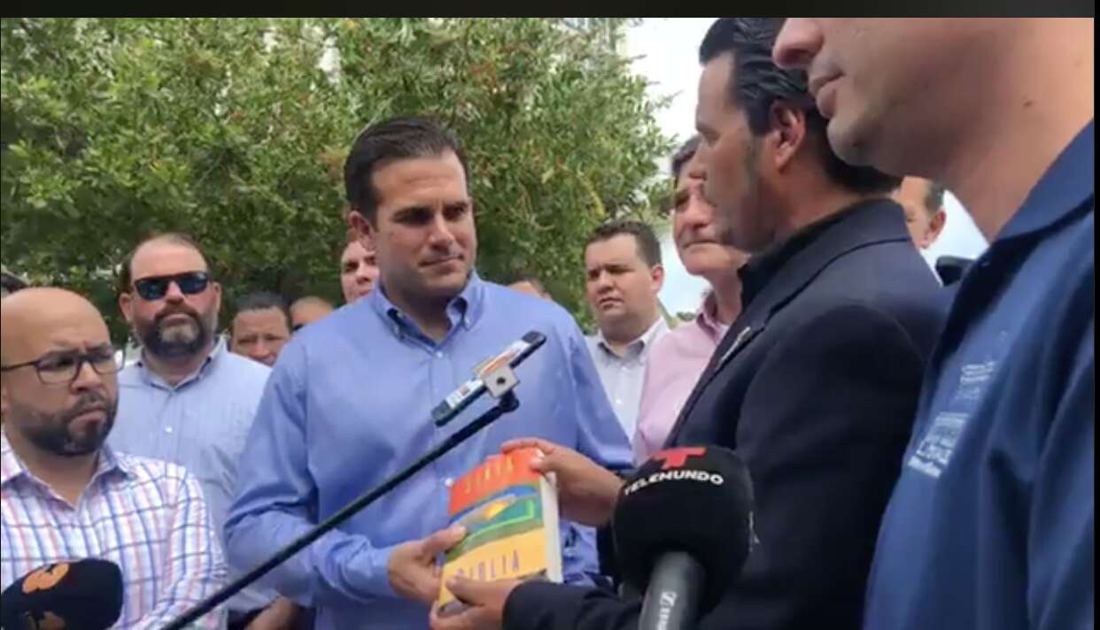 Vecinos de Condado le regalan una biblia a Rosselló