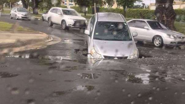 Vehículo queda atrapado en inmenso hoyo