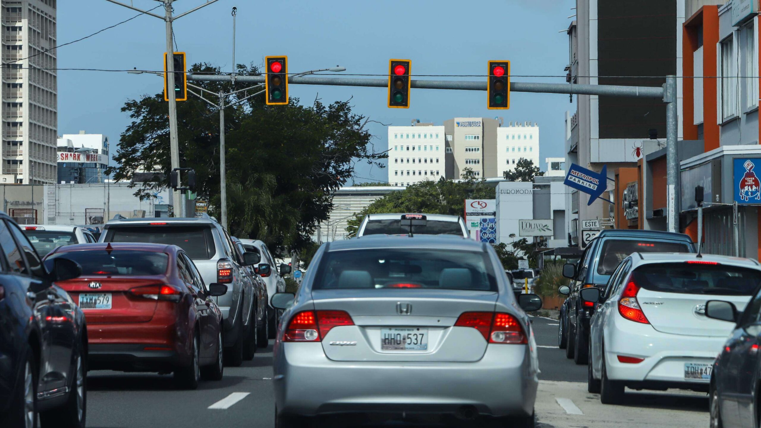 Esperando el cambio de semáforo capta asesinato en video