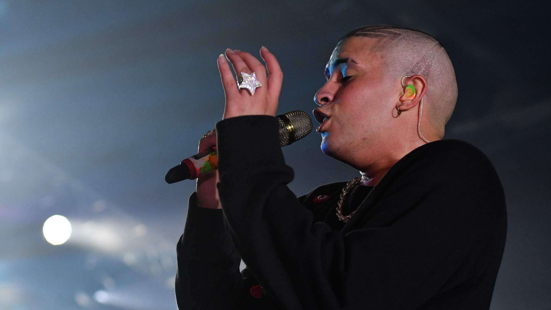 Bad Bunny lleva la monoestrellada al escenario de los AMA’s