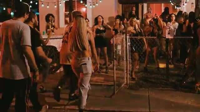 Drake le somete al español en video con Bad Bunny