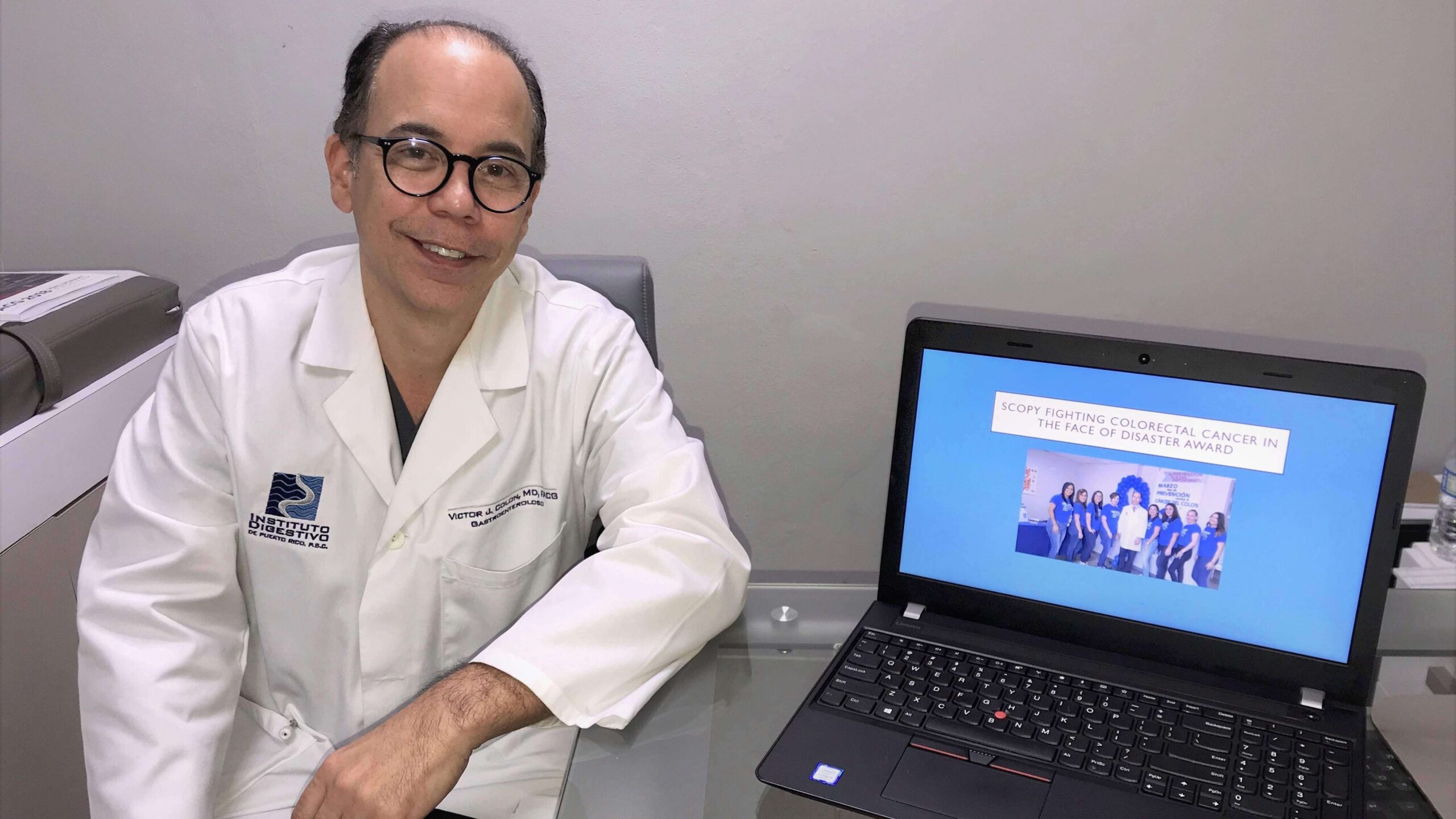 Médico boricua recibe importante reconocimiento de su gremio