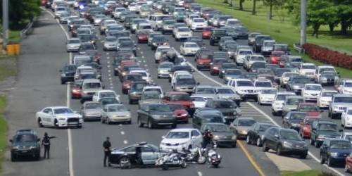 Un ‘charco de agua’ fue el causante de un choque con 15 carros