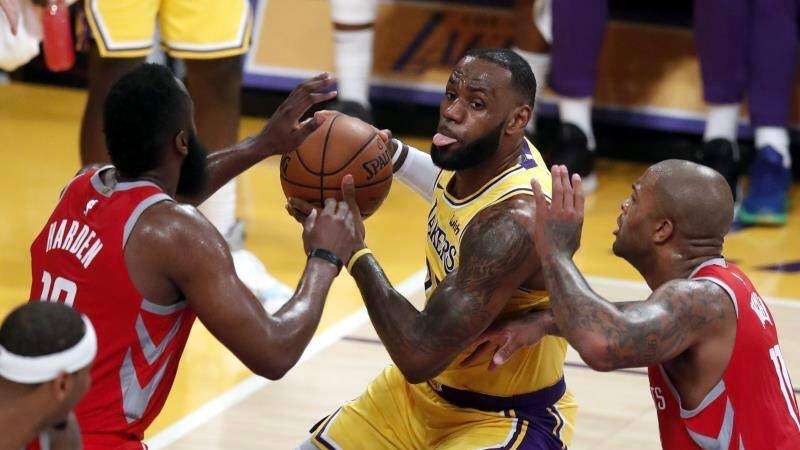 Se desata pelea en primer juego de los Lakers