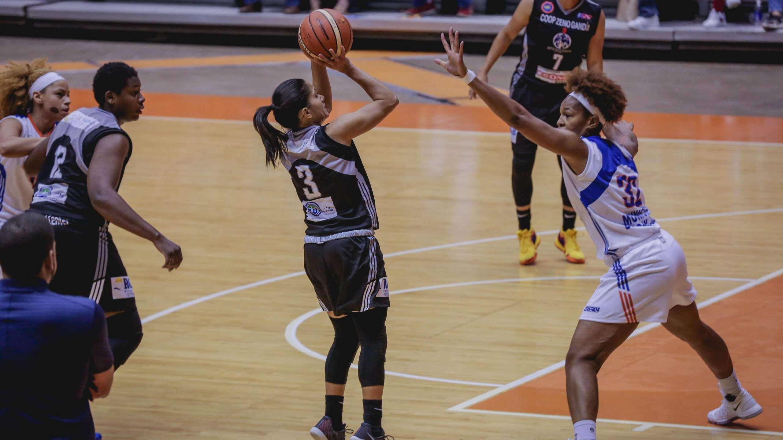 Atenienses superan a Cangrejeras