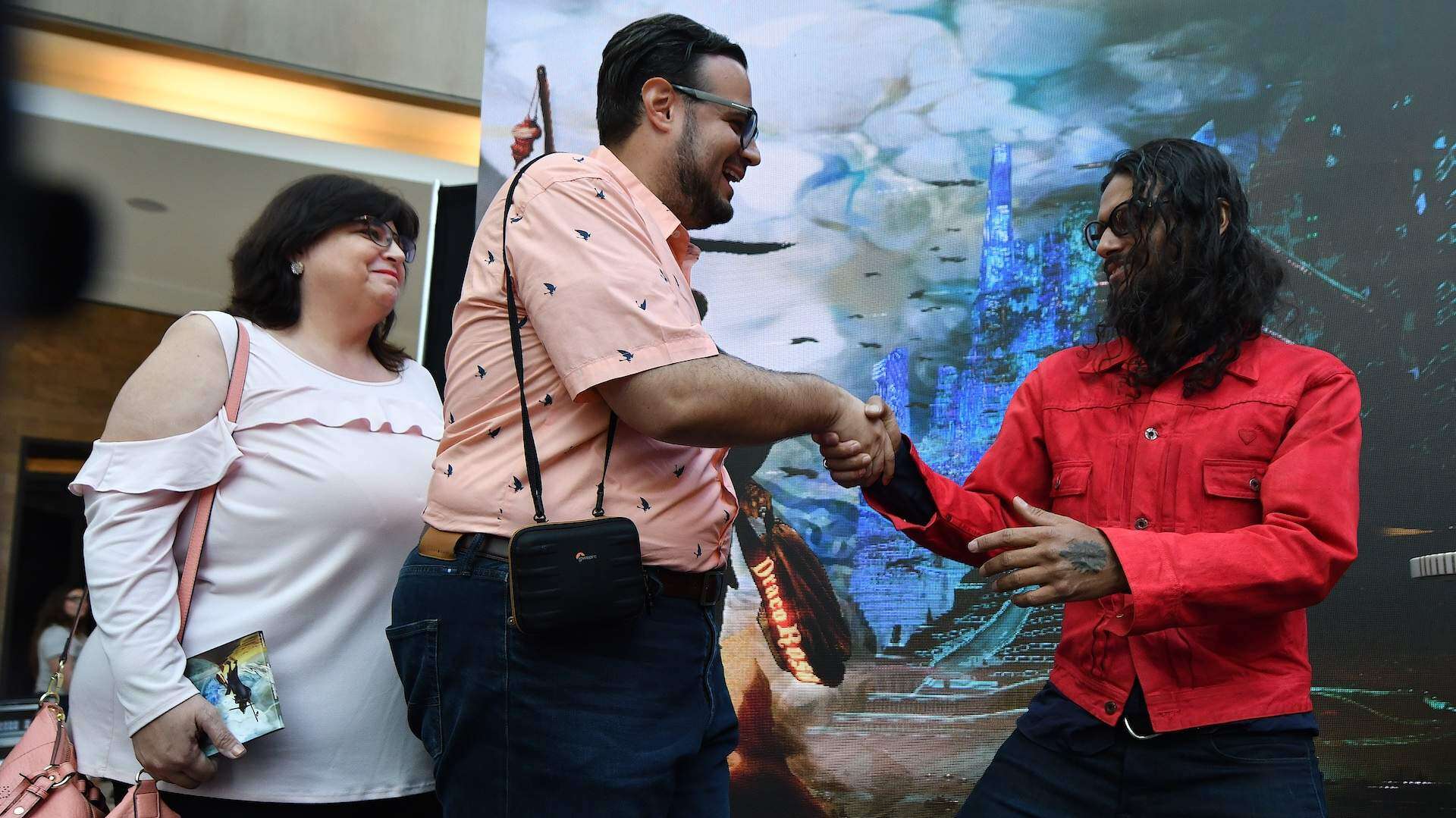 Draco firma autógrafos en Mall of San Juan