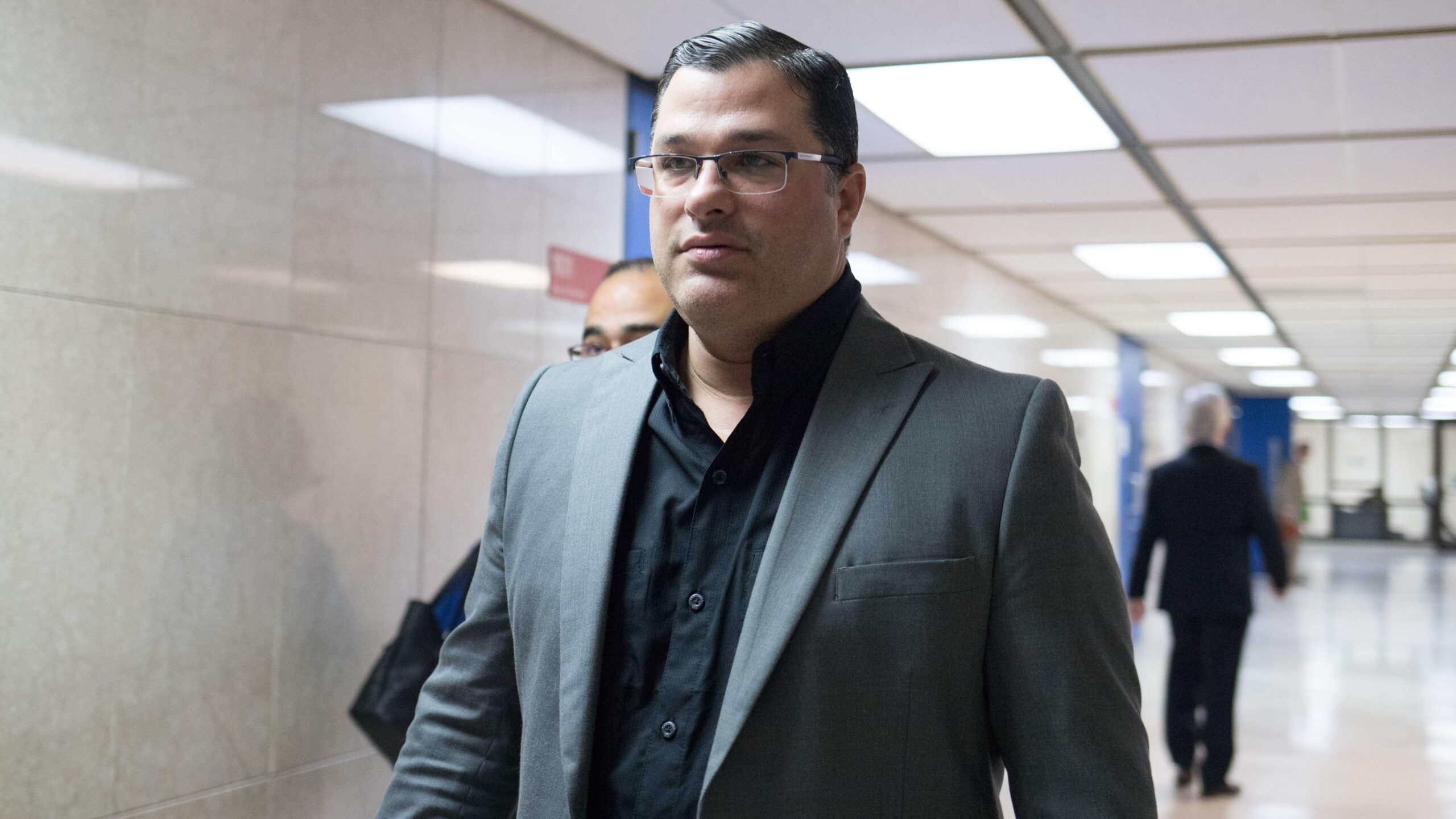 Exjefe de Servicios Generales acusado de corrupción busca acuerdo