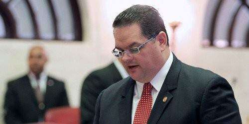 Senador amenaza con renunciar