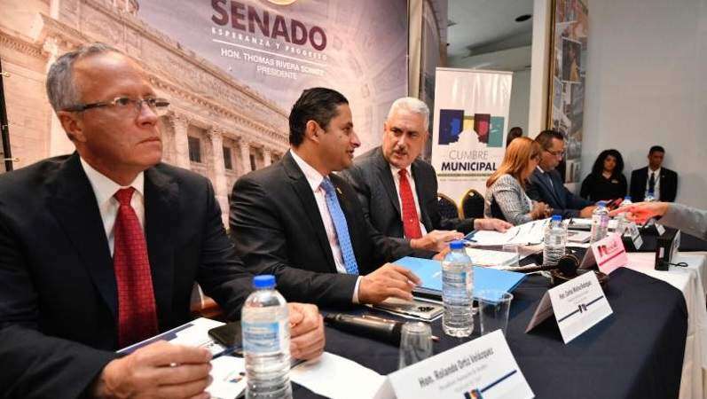 Rivera Schatz sigue organizando a alcaldes