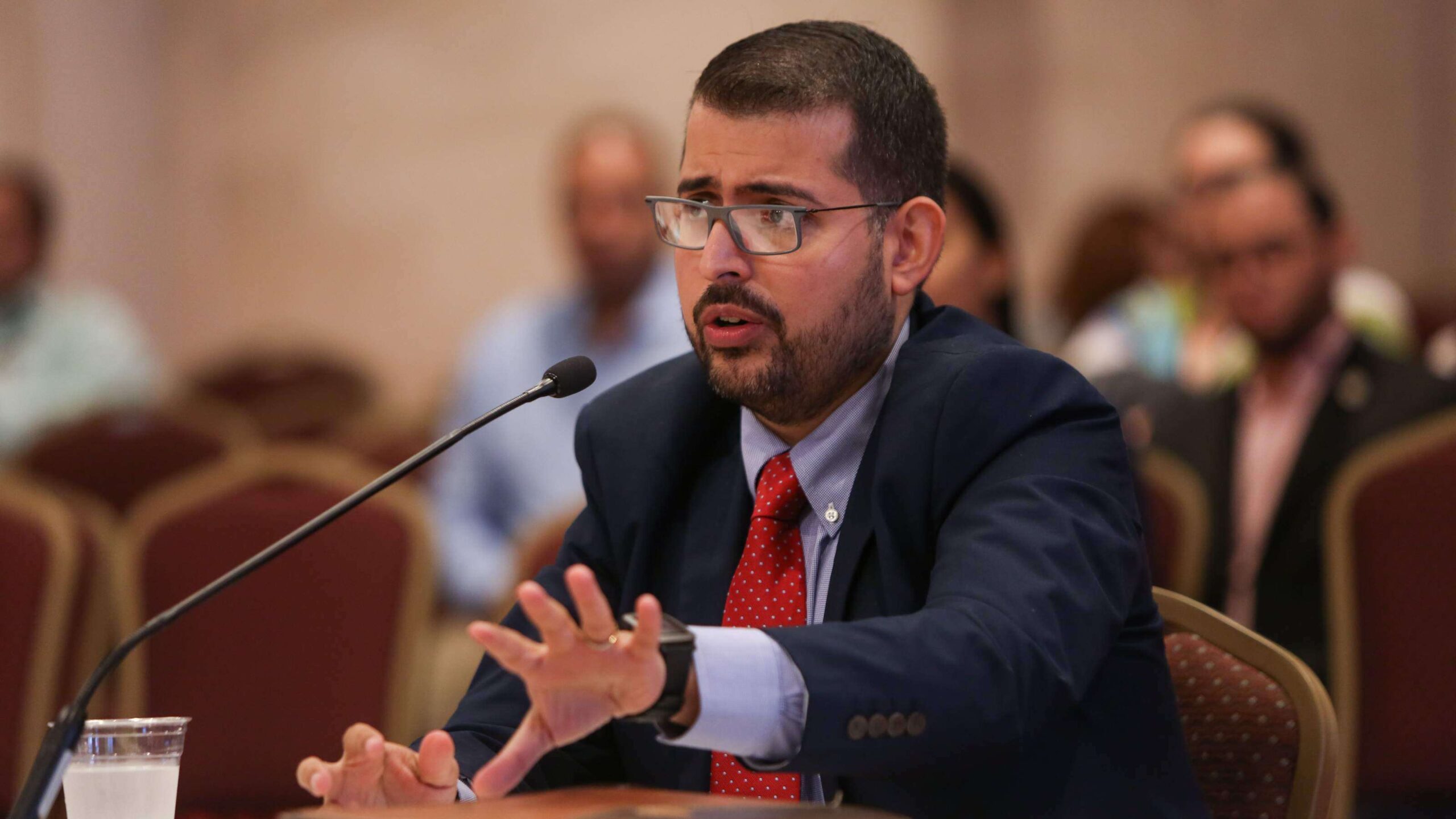 Candidato a la CEE reniega a Norma Burgos