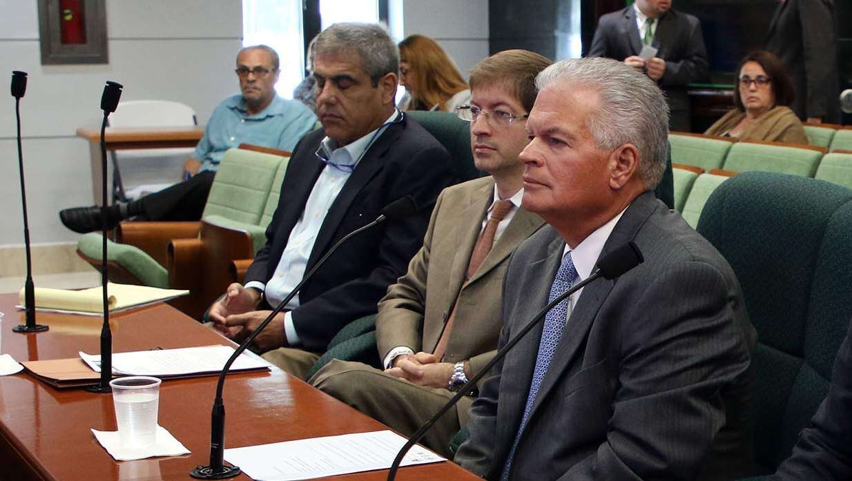 Gomas en el asfalto, una discusión de 25 años con una dinastía familiar